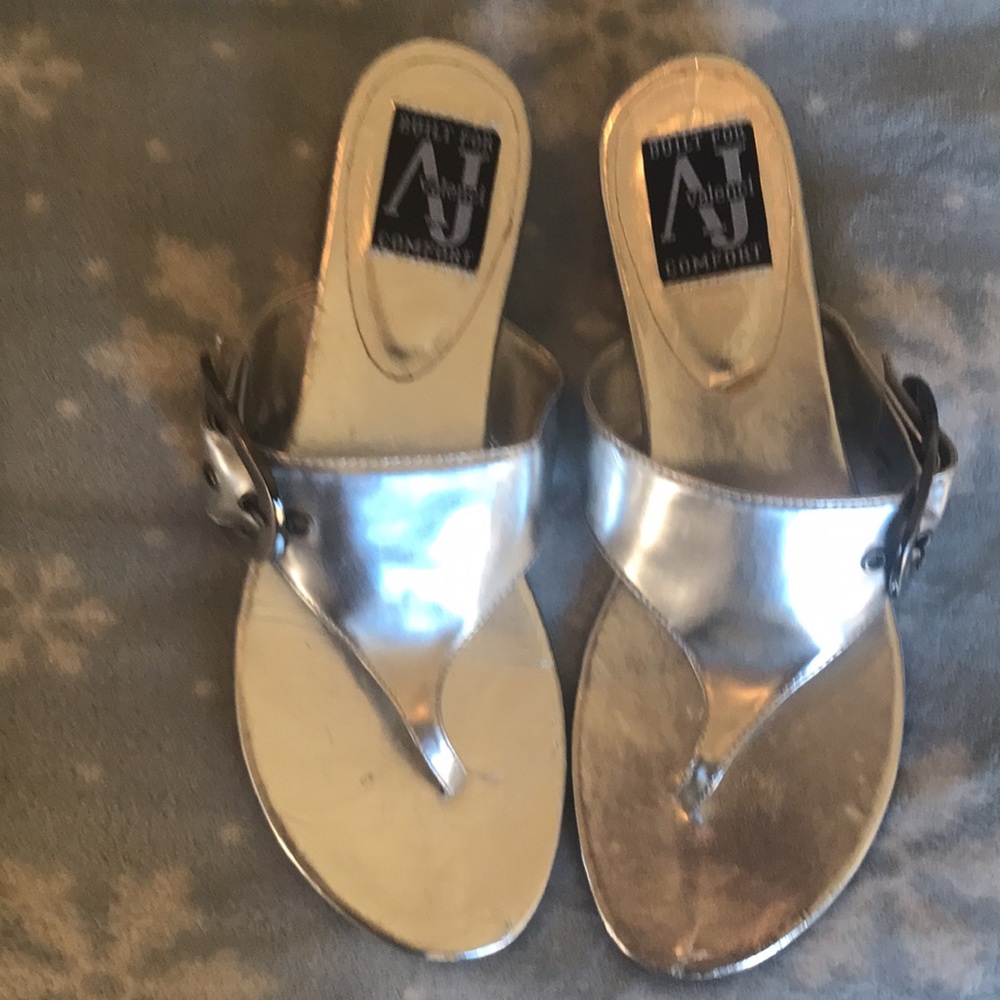 SZ 8 “A. J. VELENCI. S I L V E R.  BRUSHED SILVER BUCKLES W 1” heels very cute💋